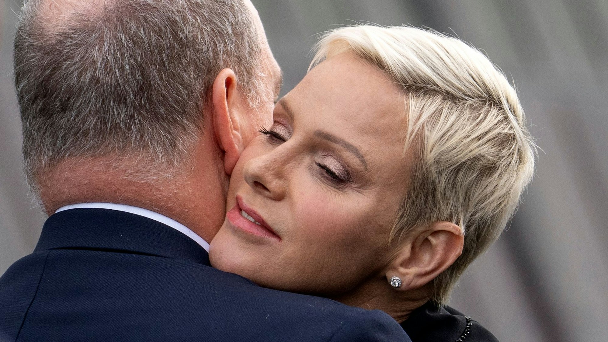 Albert II., Fürst von Monaco, und Charlene, Fürstin von Monaco, umarmen sich bei der Eröffnung einer Ausstellung.