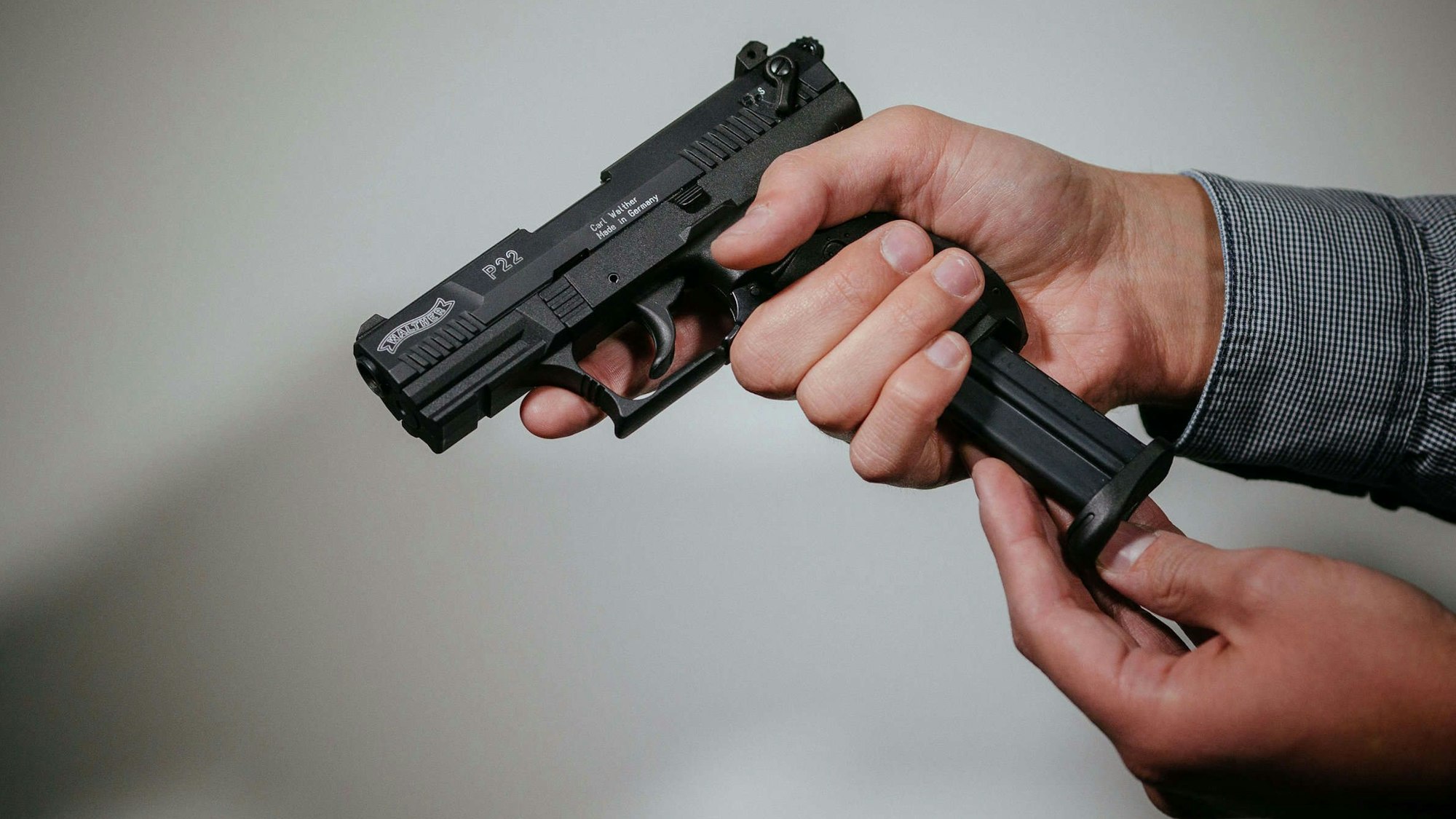 Eine Schreckschusspistole wird geladen.