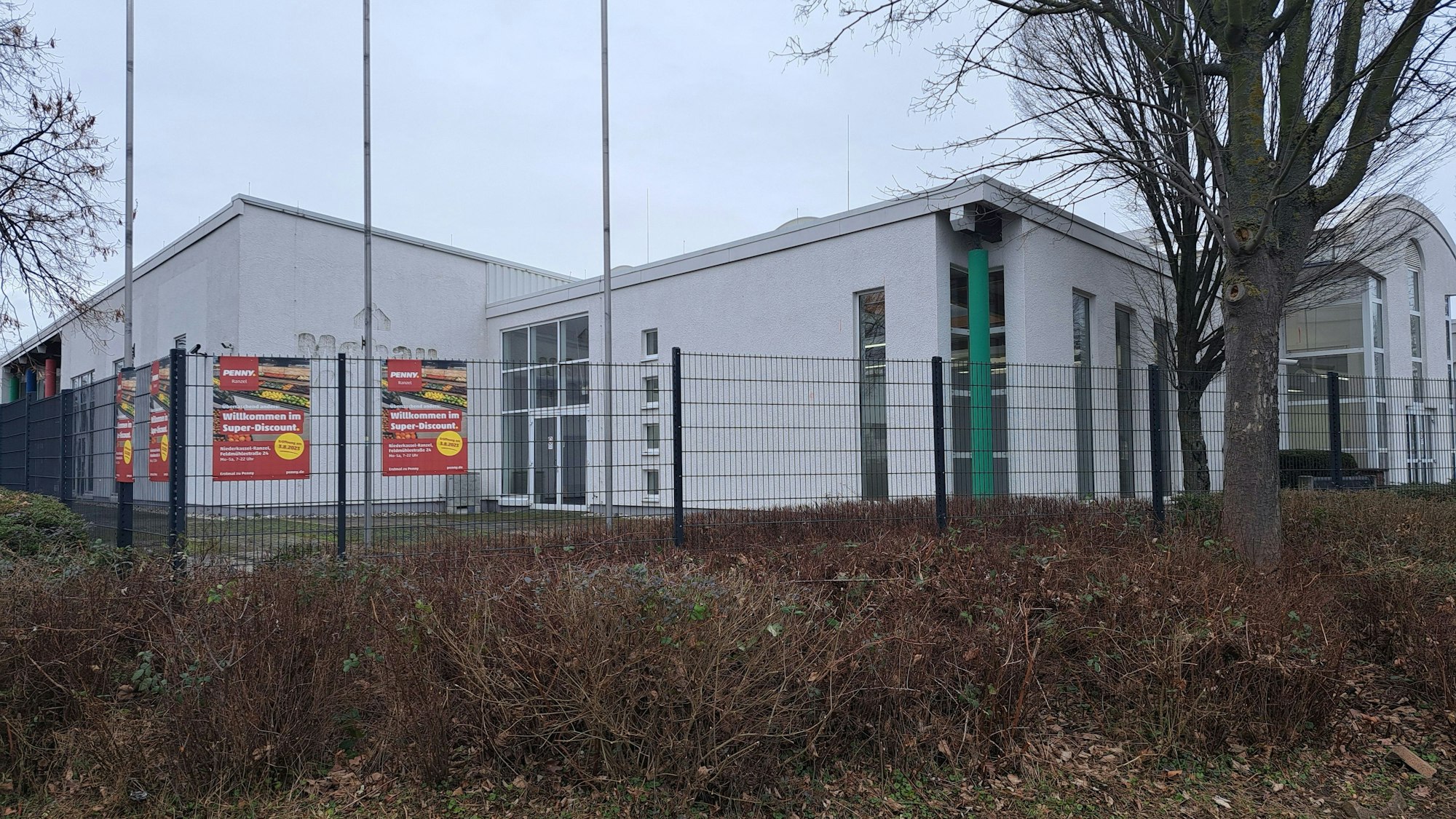 Der ehemalige Mobau-Baumarkt an der Karl-Hass-Straße wird zurzeit zur Flüchtlingsunterkunft umgebaut. Mitte Februar sollen die ersten Bewohner einziehen.