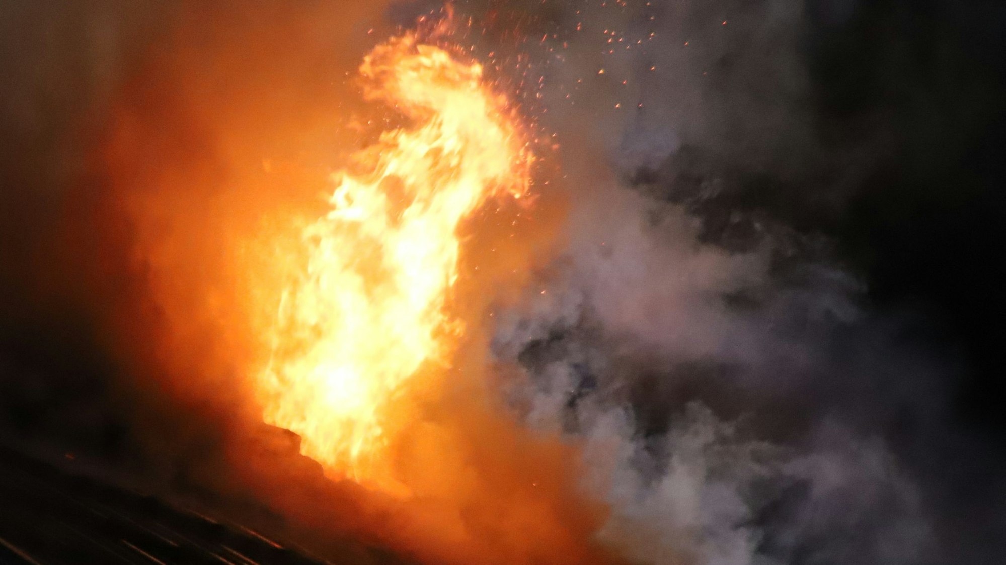 Bei einem Brand zweier Autos drohte das Feuer auf ein Gebäude überzugreifen.