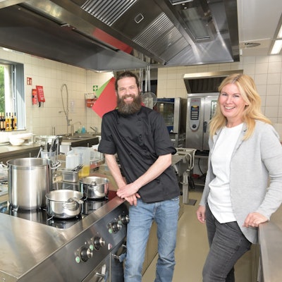 Das neue Gastronomie-Team Schloss Eulenbroich startet mit der Gaststätte „Üül“ am 1. Mai. Mit dabei sind Küchenchef Dennis Lennartz (l.) und Heike Staudacher, die mit ihrem Ehemann Thomas Füllengraben (nicht im Bild) die Gaststätte betreibt.