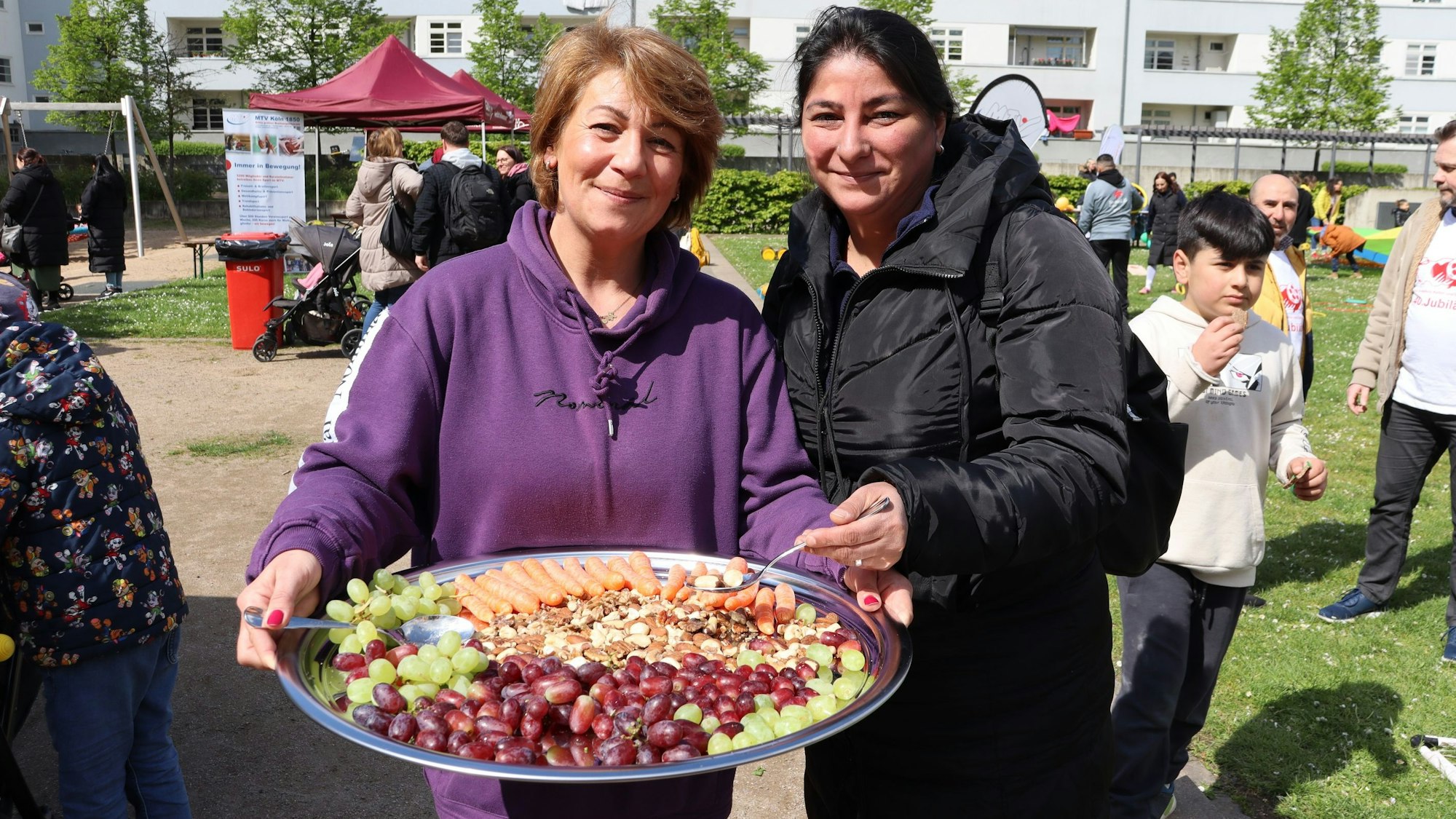 olga Molska (l.) undYasemin Altushan verteilten Obst, Gemüse und Nüsse an die Besucher. Foto: Uwe Schäfer