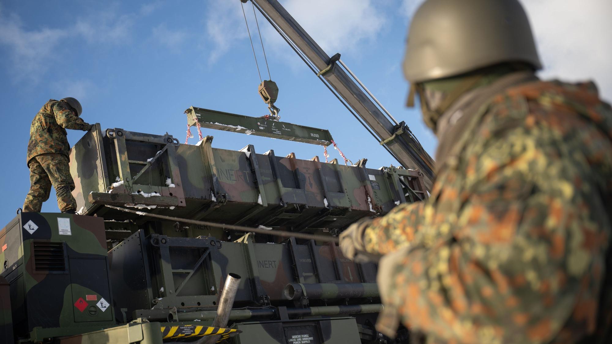 Ukrainische Soldaten laden während eines Ausbildungskurses am Flugabwehrsystem Patriot an einem Standort der Bundeswehr Container für ein Startgerät um.