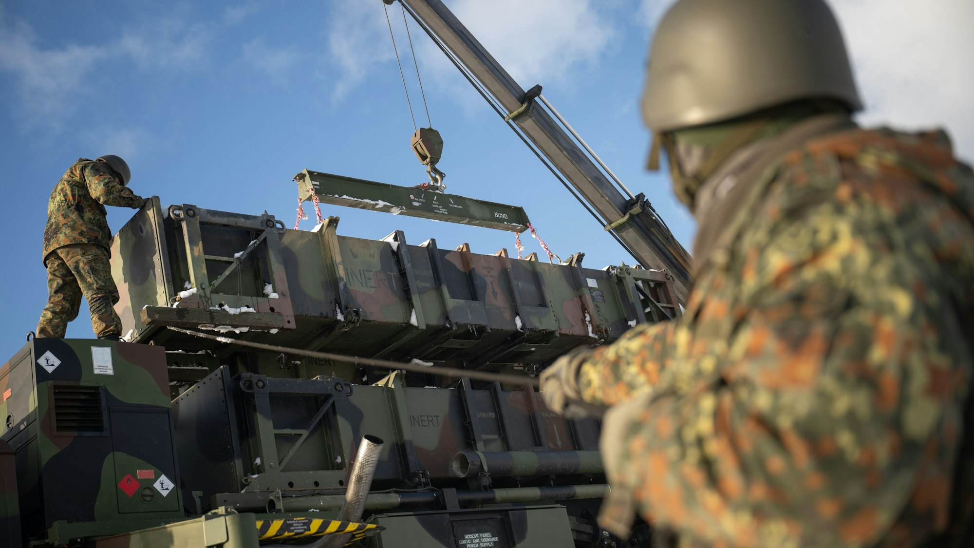Ukrainische Soldaten laden während eines Ausbildungskurses am Flugabwehrsystem Patriot an einem Standort der Bundeswehr Container für ein Startgerät um.