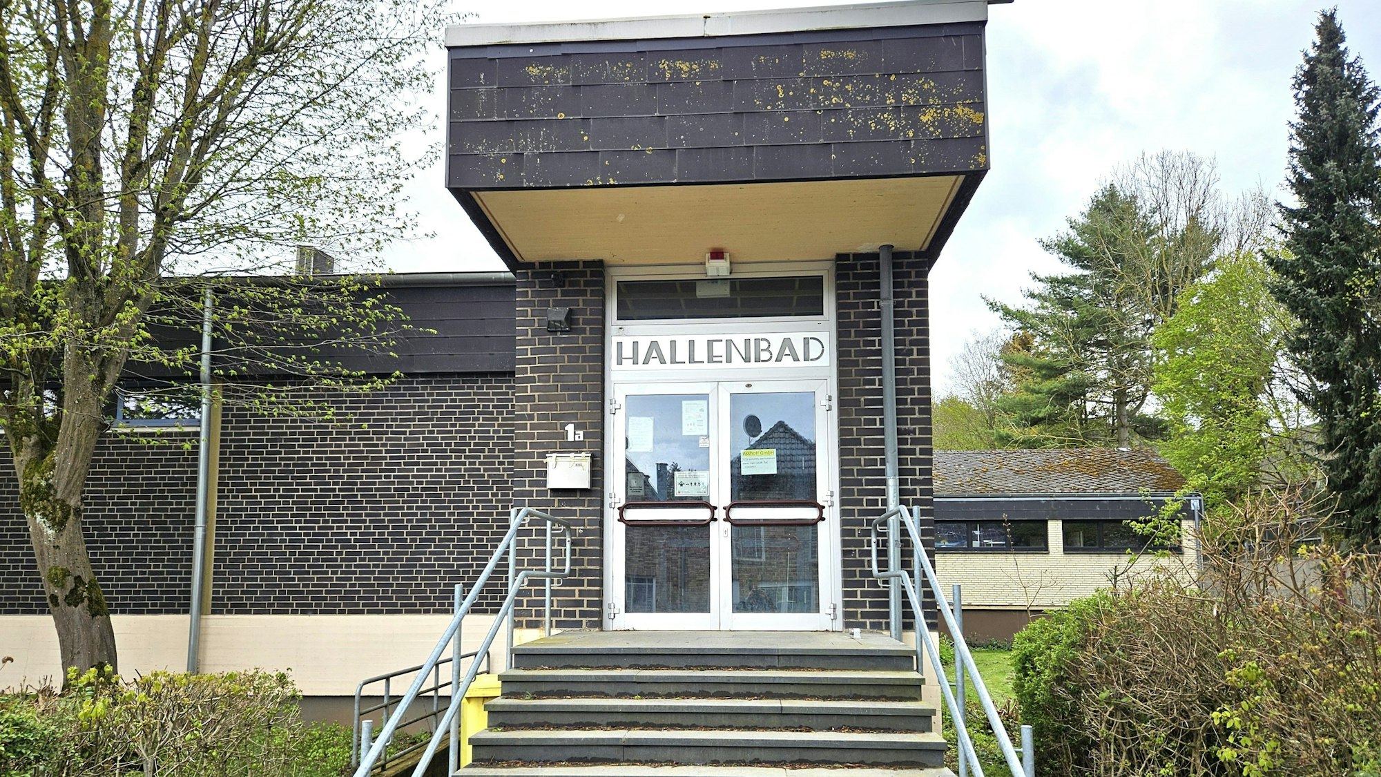 Blick auf den Eingang zum Kaller Schwimmbad.