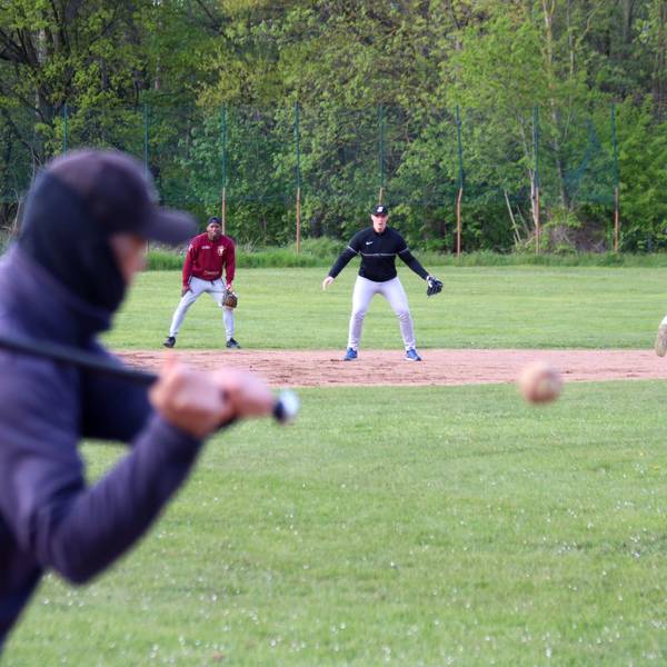 Training bei den Eagles: Im Vordergrund schlägt einer der Coaches Bälle, die dann von den Spielern aufgenommen werden müssen.
