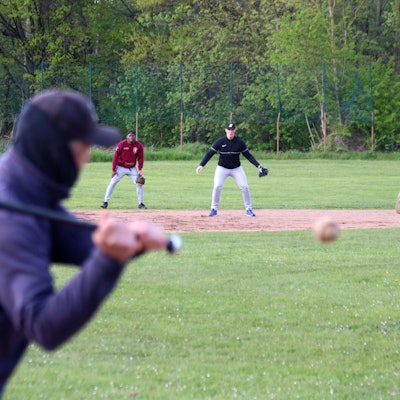 Training bei den Eagles: Im Vordergrund schlägt einer der Coaches Bälle, die dann von den Spielern aufgenommen werden müssen.