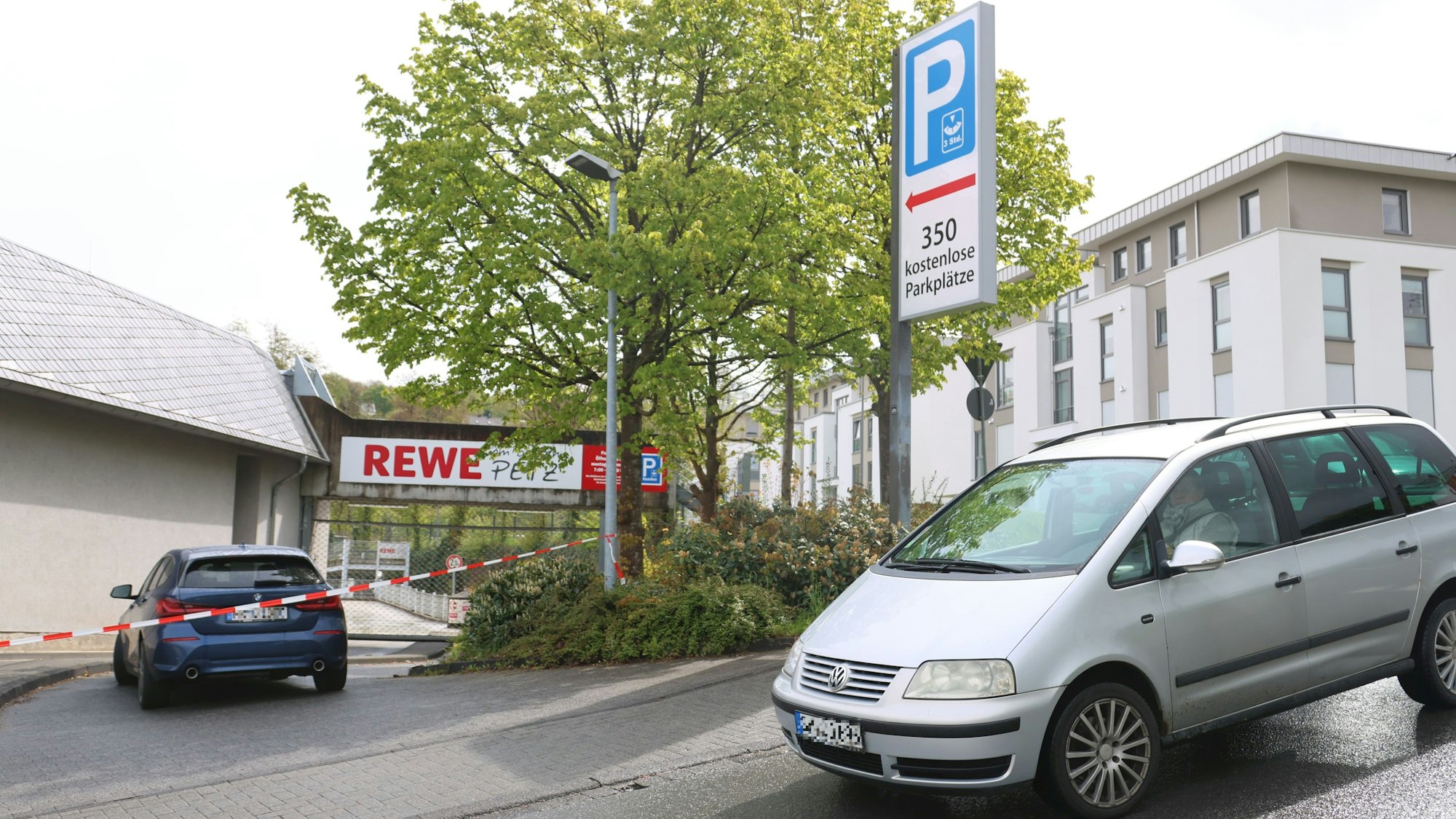 Das gesperrte Rewe-Parkhaus am Waldbrölner Marktplatz.