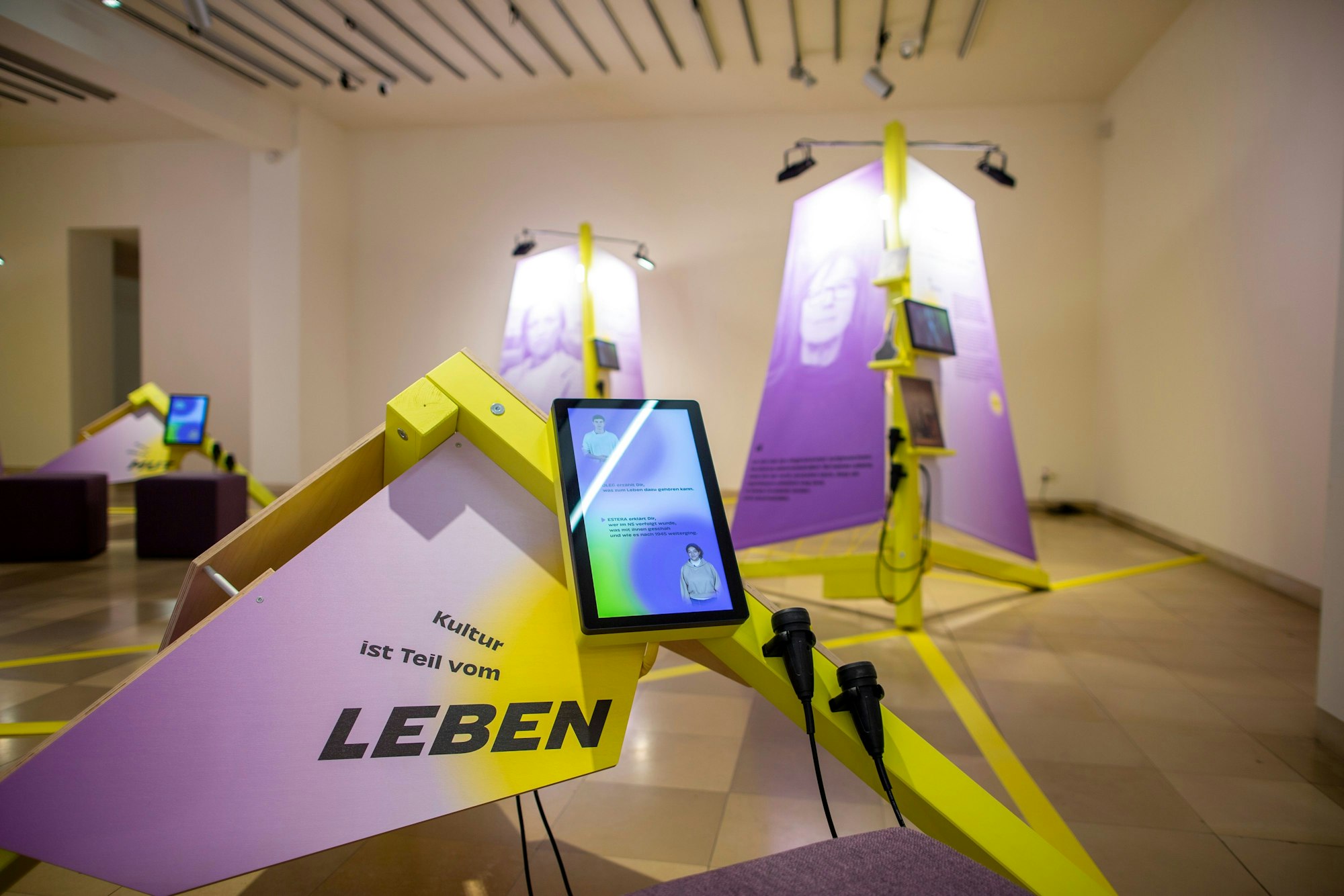 Die Ausstellung „Kulturretter:innen“ im NS-DOK erzählt spannende Geschichten von Menschen, die in der NS-Zeit verfolgt wurden, und ihren Nachfahren.