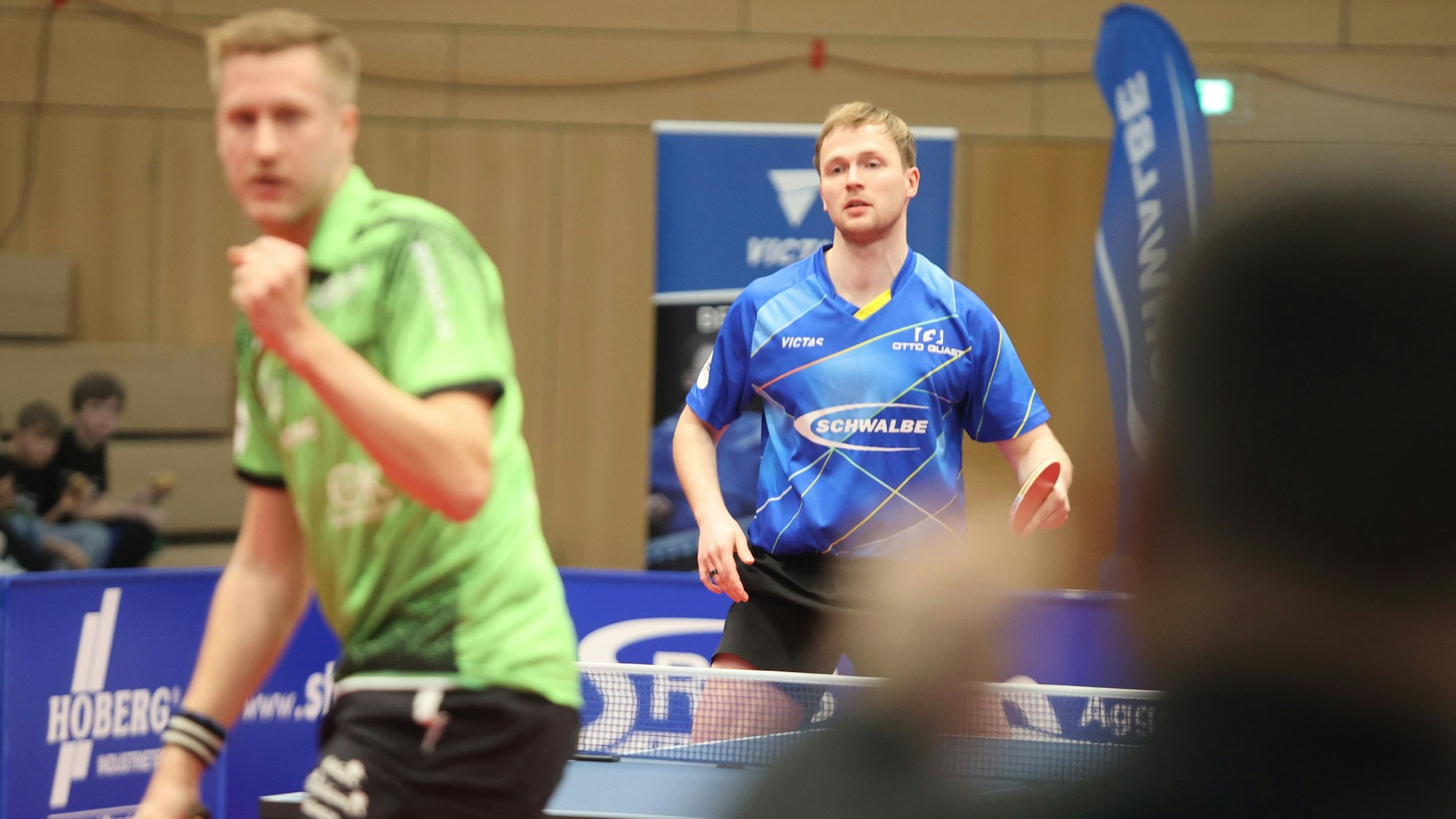 Der Bremer Mattias Falck reckt im Vordergrund die Siegerfaust, während im Hintergrund ein frustrierter Benedikt Duda zu sehen ist.