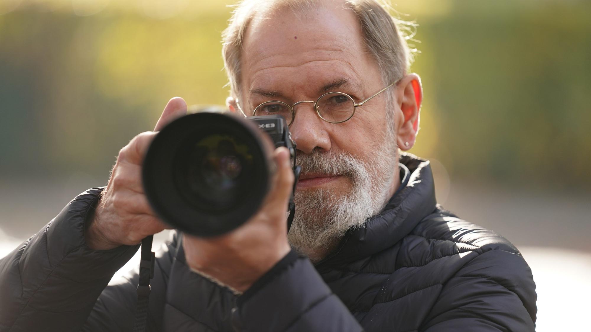 Klaus Otto Nagorsnik, langjähriger „Jäger“ aus der ARD-Quizsendung „Gefragt · Gejagt“, aufgenommen bei einem Fototermin im Rahmen der Dreharbeiten der Serie „Großstadtrevier“. (Archivbild)