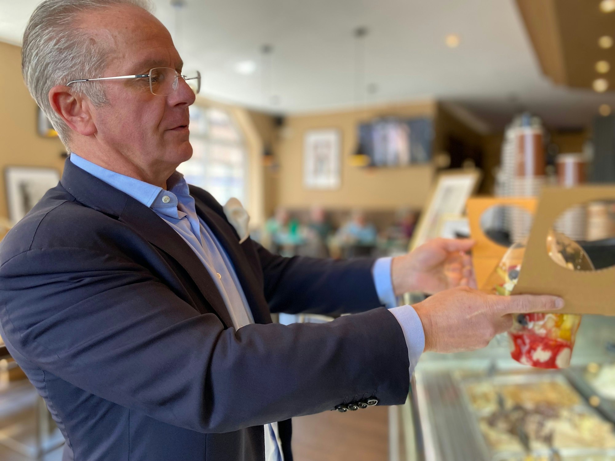 Andreas Siebrecht faltet ein Eis in einem Karton.