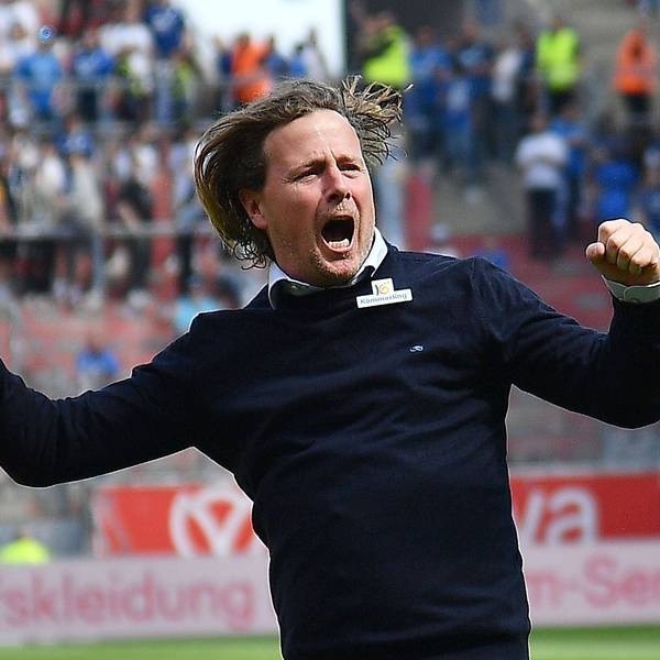 Trainer Bo Henriksen heizt die Fans vor dem Spiel an.