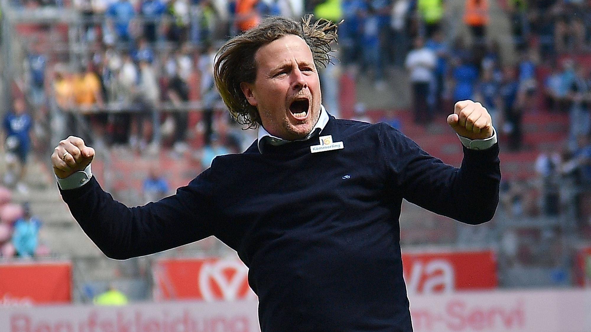 Trainer Bo Henriksen heizt die Fans vor dem Spiel an.
