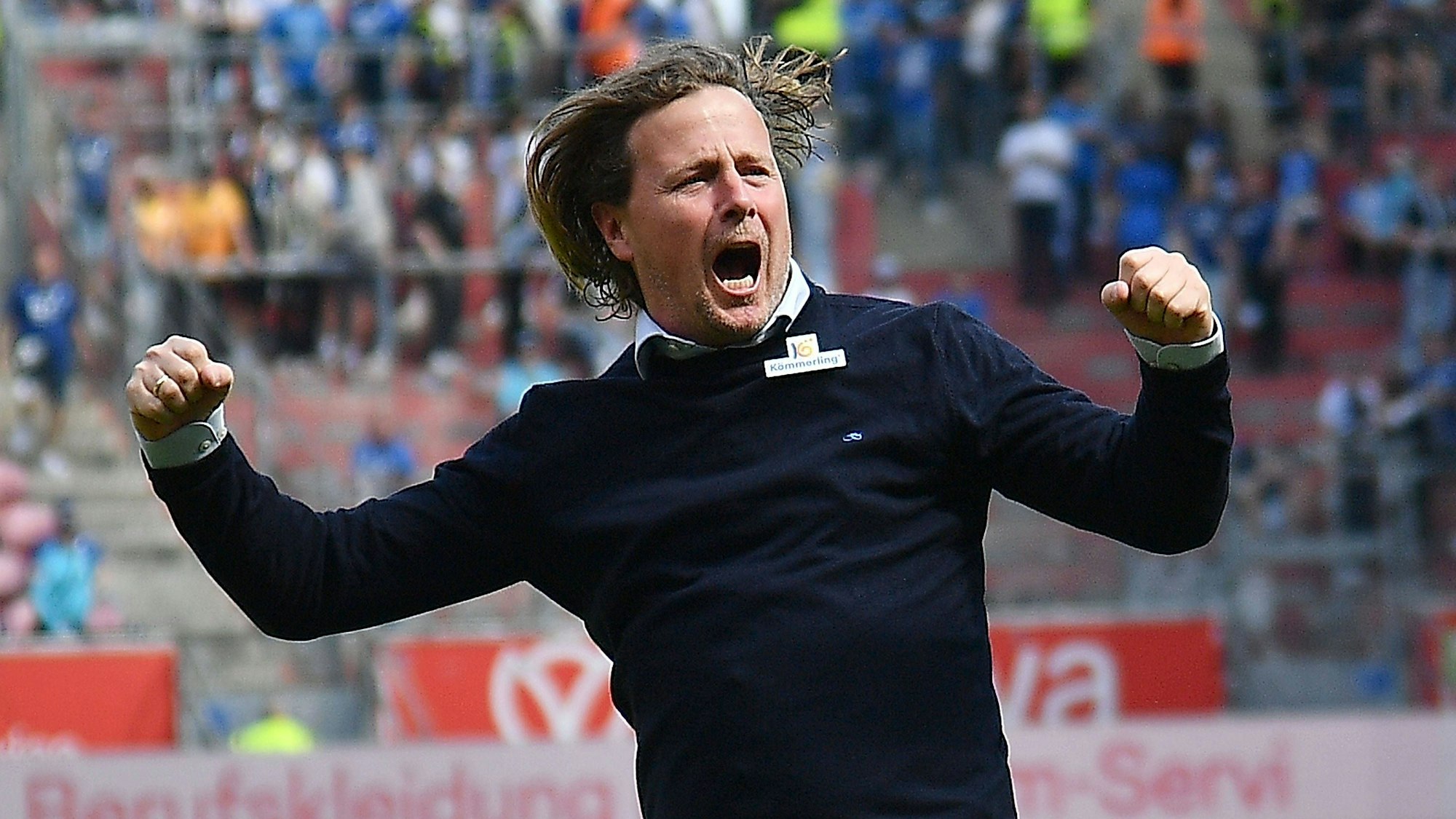 Trainer Bo Henriksen heizt die Fans vor dem Spiel an.