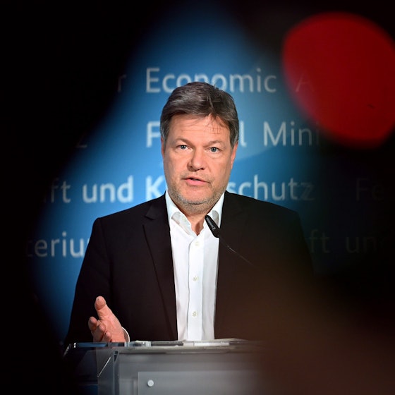 Bundeswirtschaftsminister und Vizekanzler Robert Habeck (Grüne) antwortet bei einer Pressekonferenz Journalisten von einem Rednerpult aus.