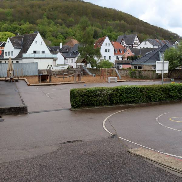 Das Bild zeigt den Schulhof der Grundschule Bad Münstereifel von der Heisterbacher Straße aus.