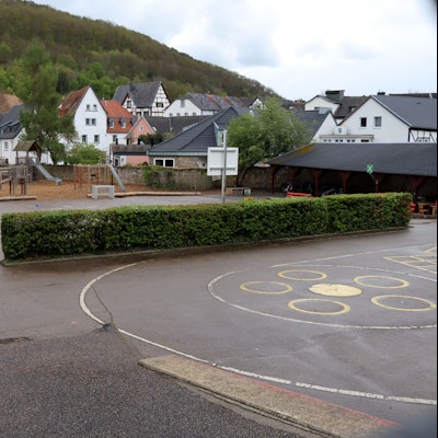 Das Bild zeigt den Schulhof der Grundschule Bad Münstereifel von der Heisterbacher Straße aus.