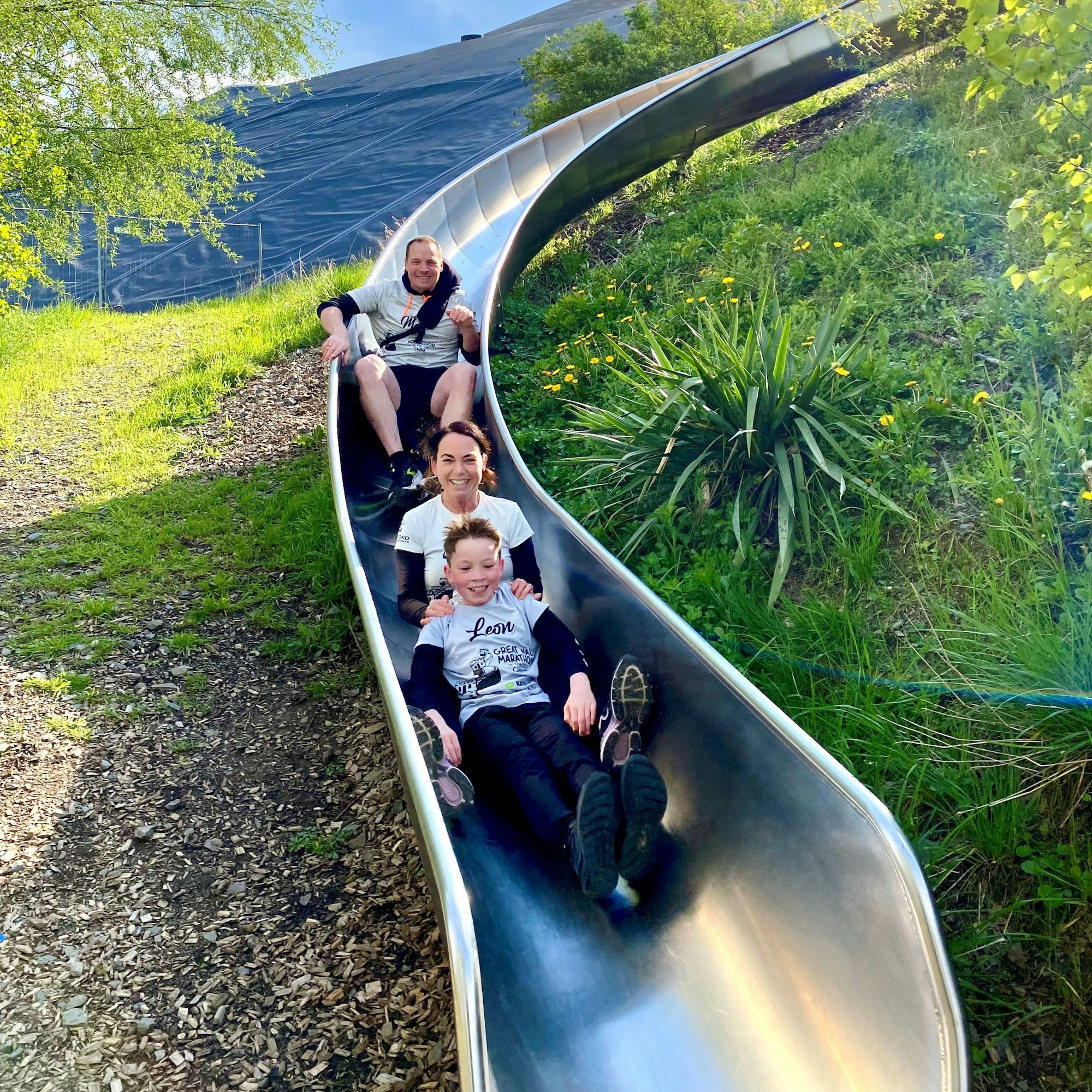 Familie Barth rutscht eine Rutsche hinunter.