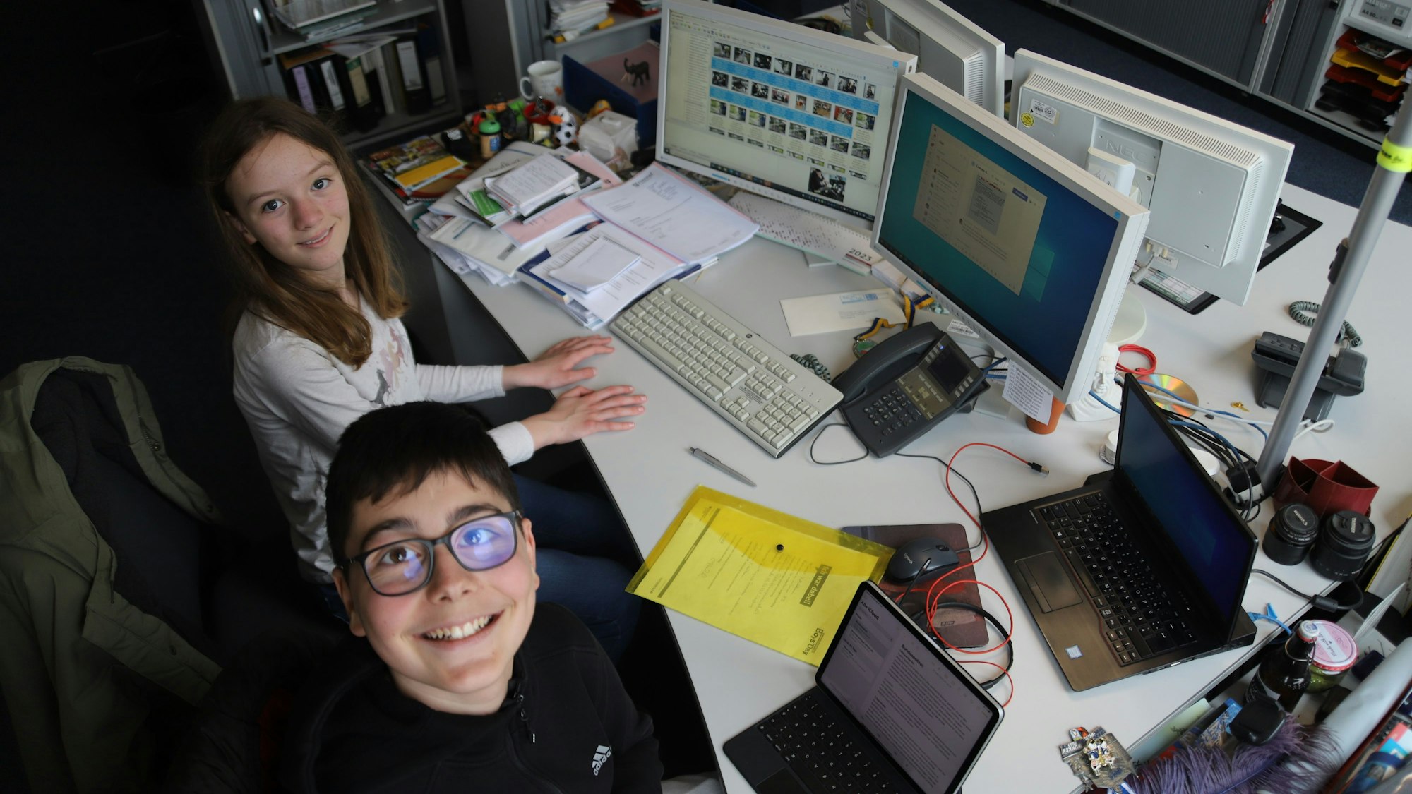 Timur und Mona arbeiteten in der Redaktion an ihrem Text.