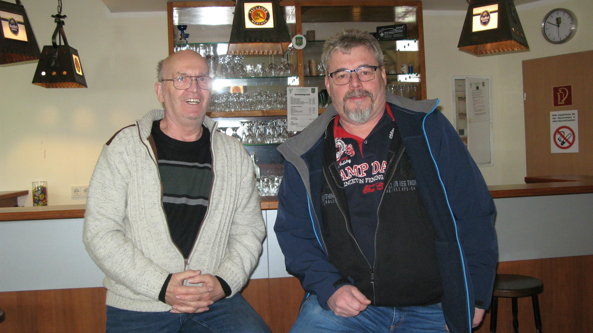 Der Schießmeister Tilo Frühauf (links) und Brudermeister Markus Eiden vor der Theke im Schützenheim.