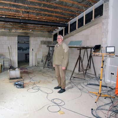 Rolf Braun erläutert die Umbaumaßnahmen am DRK-Standort in Frielingsdorf.