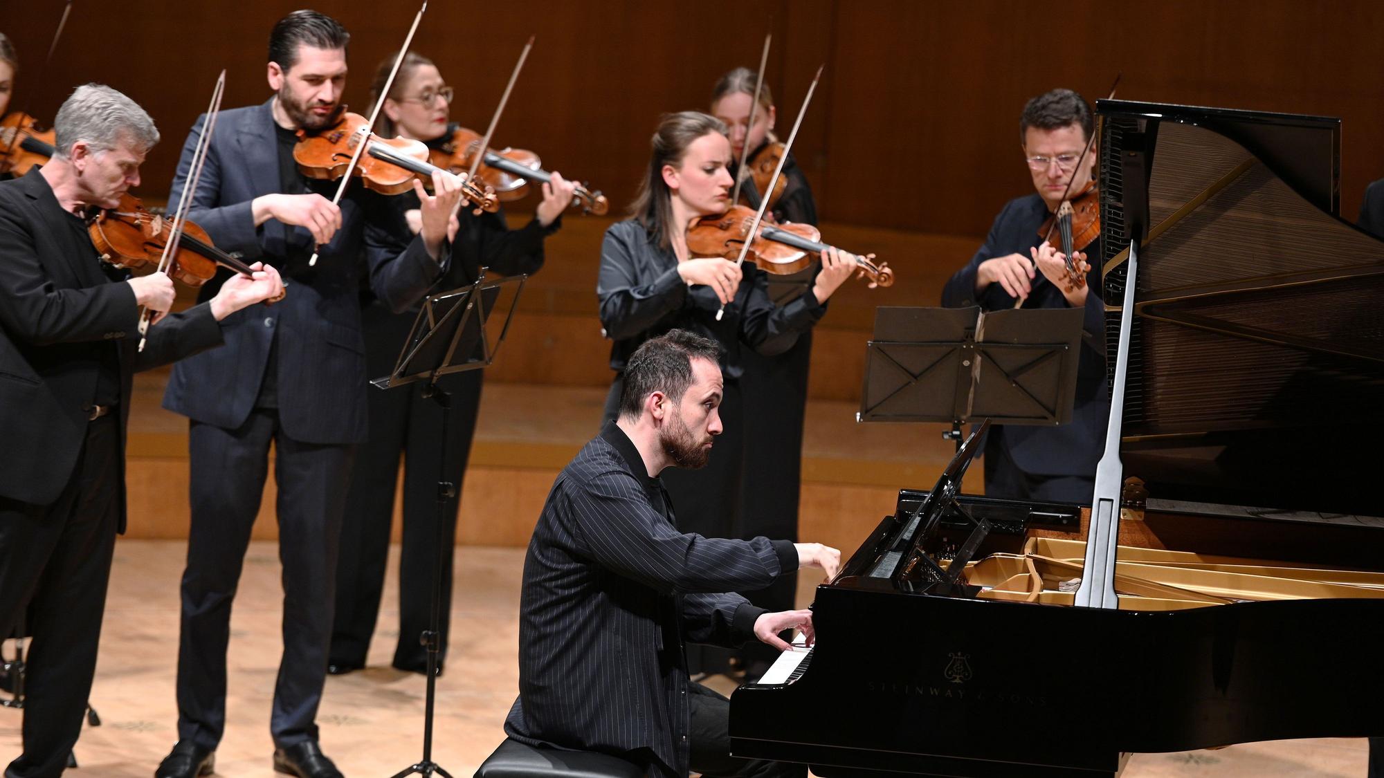 24.04..2024 Kölner Philharmonie
Igor Levit u. Berliner Barock Solisten
Fotos: Hyou Vielz