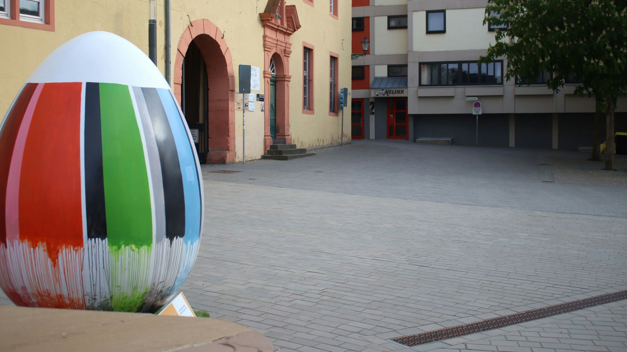 Die freie Fläche vor dem St.-Michael Gymnasium. Dort waren früher Parkplätze. Im Vordergrund steht ein überdimensionales Kunstwerk, das ein Ei darstellt.