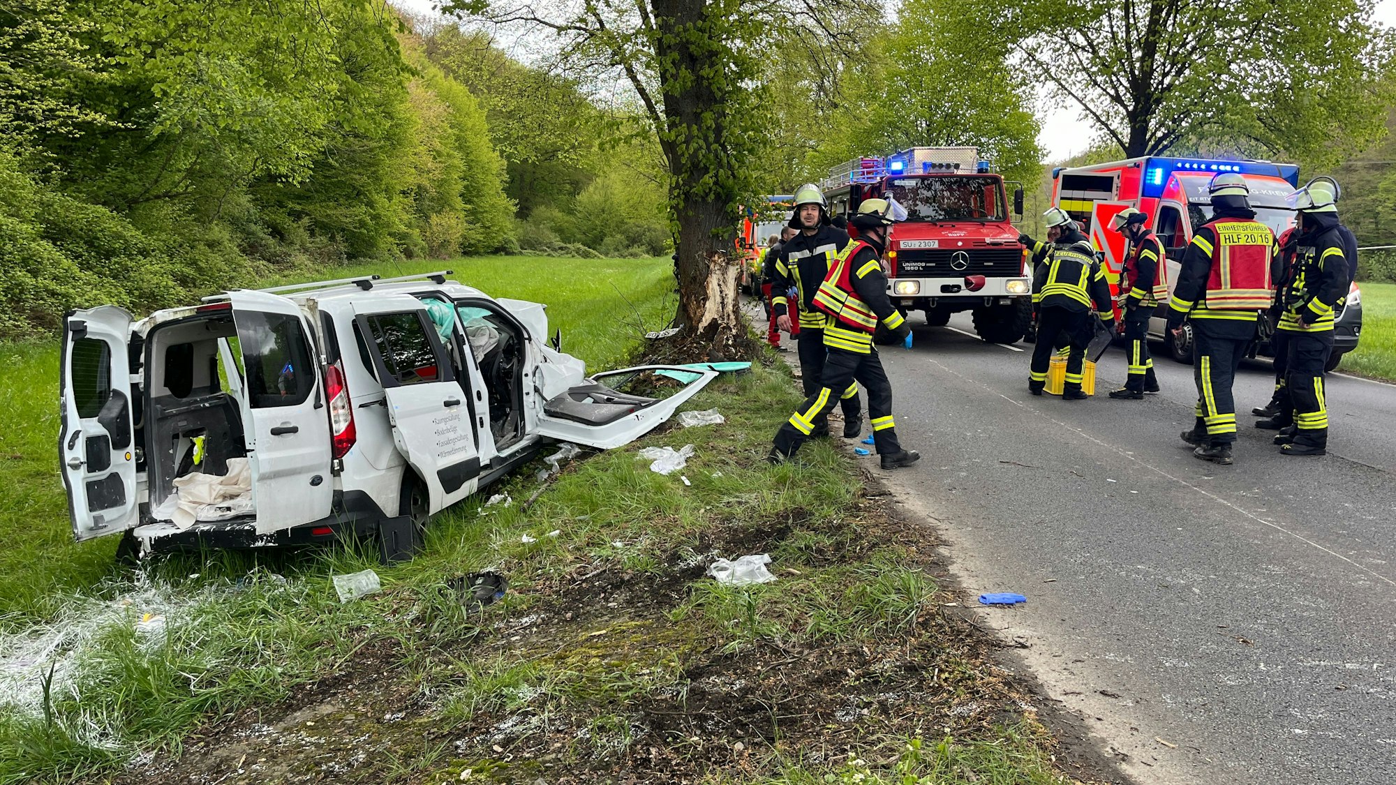 Einsatzkräfte an einem Unfallort.