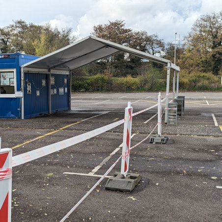 Auf dem Foto ist ein Drive-In-Testzentrum zu sehen.