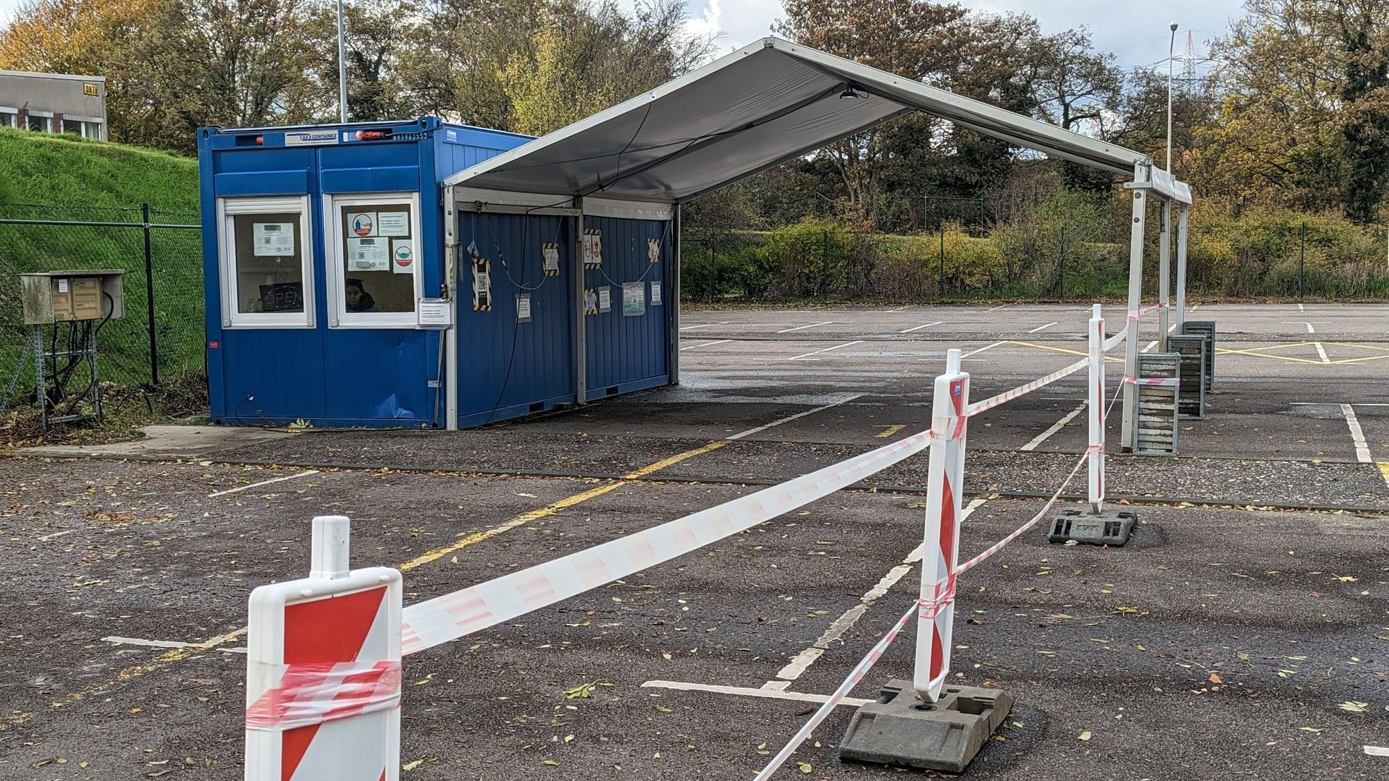 Auf dem Foto ist ein Drive-In-Testzentrum zu sehen.