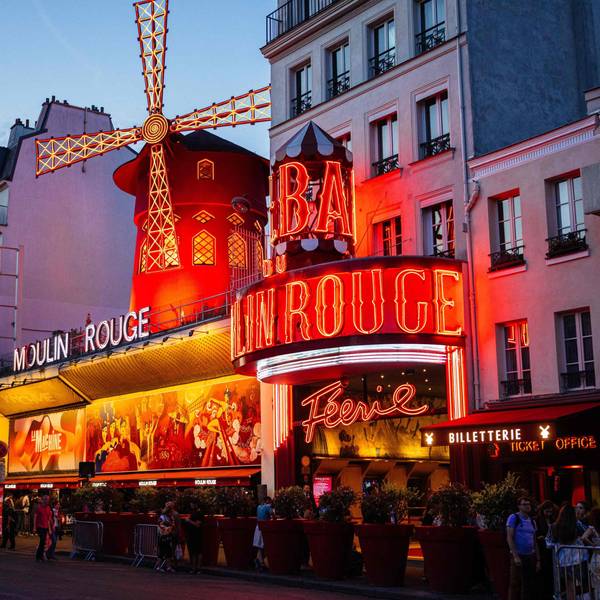 Touristen stehen vor dem Moulin Rouge, einem berühmten Kabarett und Theater in Paris. (Archivbild)