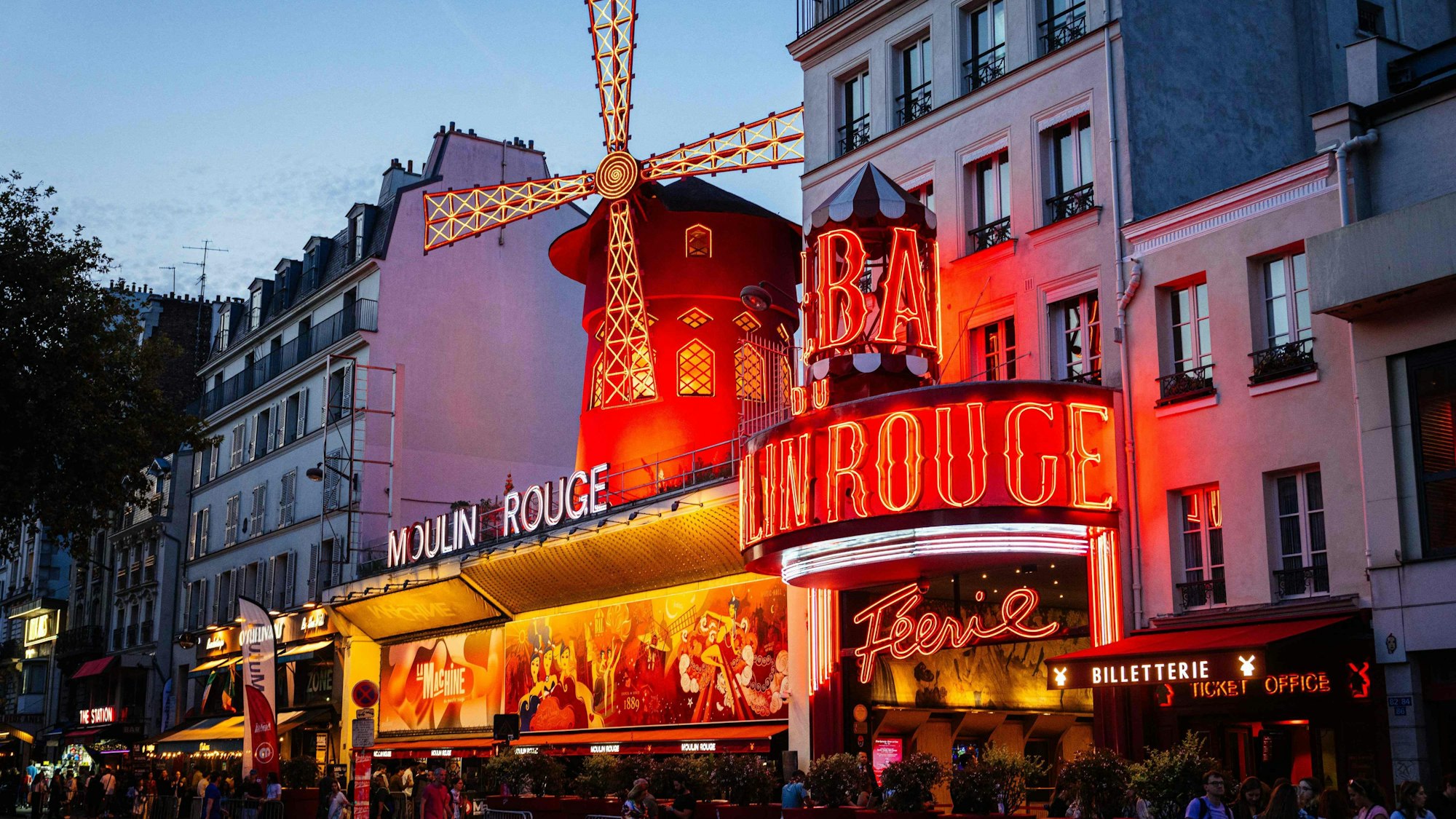 Touristen stehen vor dem Moulin Rouge, einem berühmten Kabarett und Theater in Paris. (Archivbild)