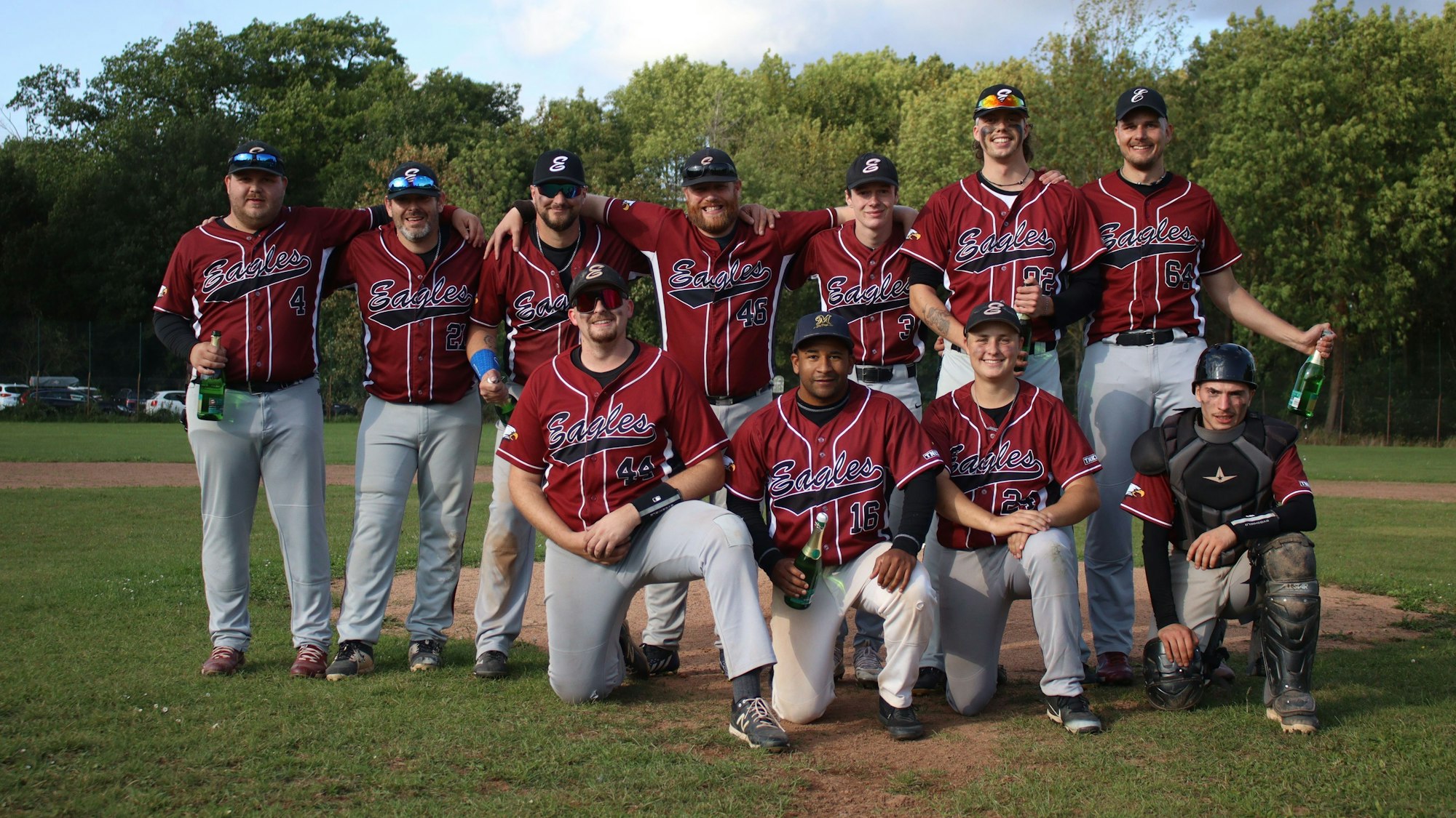 Die Zülpich Eagles posieren nach dem Aufstieg.