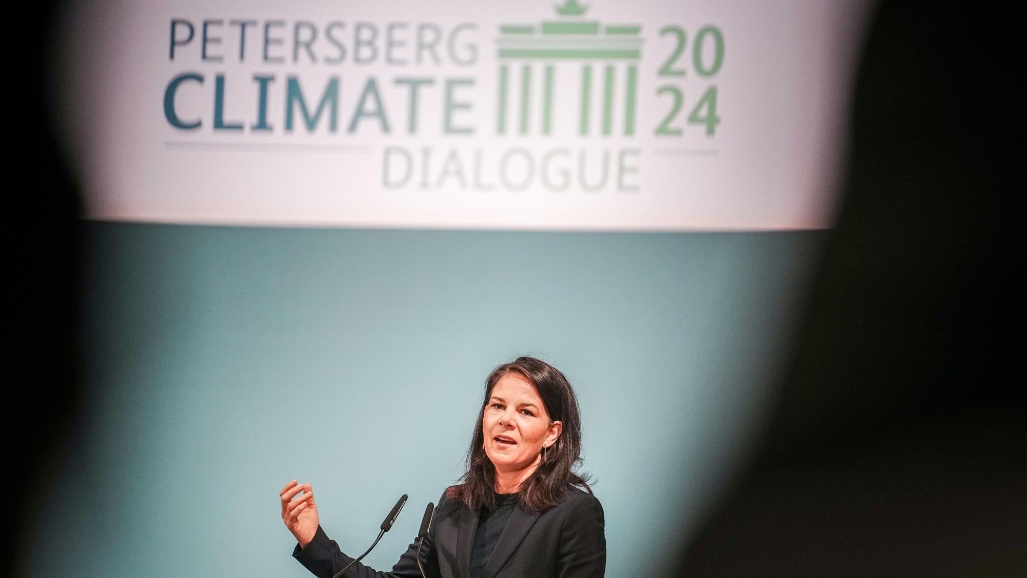 Außenministerin Annalena Baerbock (Bündnis 90/Die Grünen) spricht beim Petersberger Klimadialog zu den Teilnehmern.