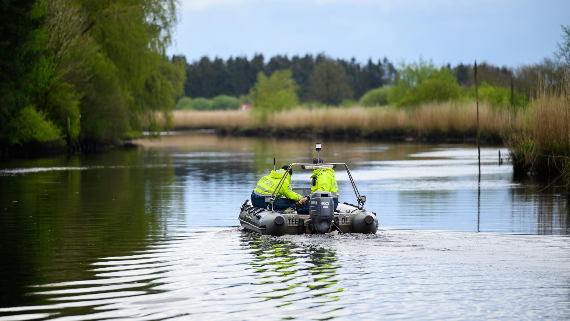 Einsatzkräfte der Polizei sind mit einem Sonarboot auf dem Gewässer Oste im Einsatz. Die Suche nach dem vermissten Arian geht weiter.