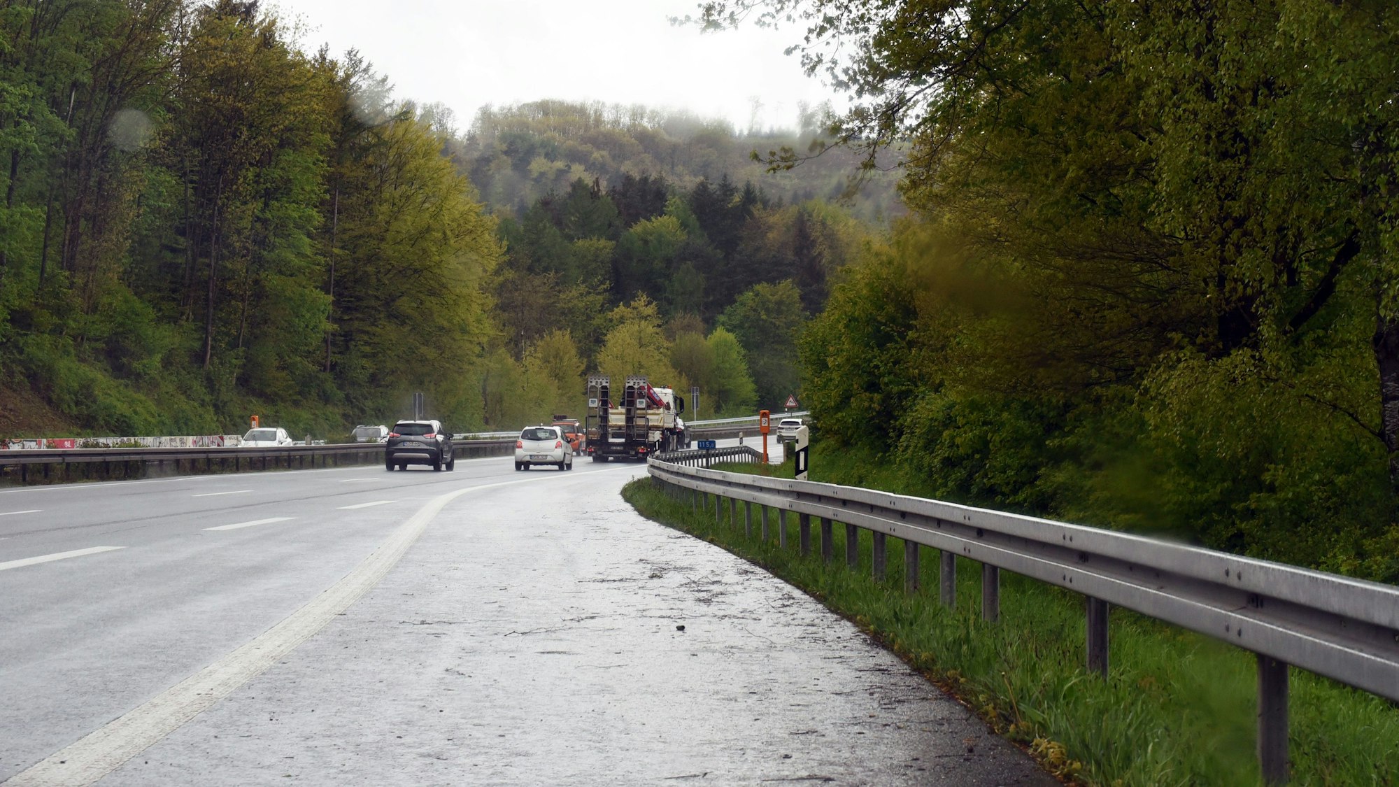 Blick auf die Autobahn: Hinter der Auffahrt auf die A4 in Engelskirchen, Fahrtrichtung Köln, soll die Lärmschutzwand entstehen.