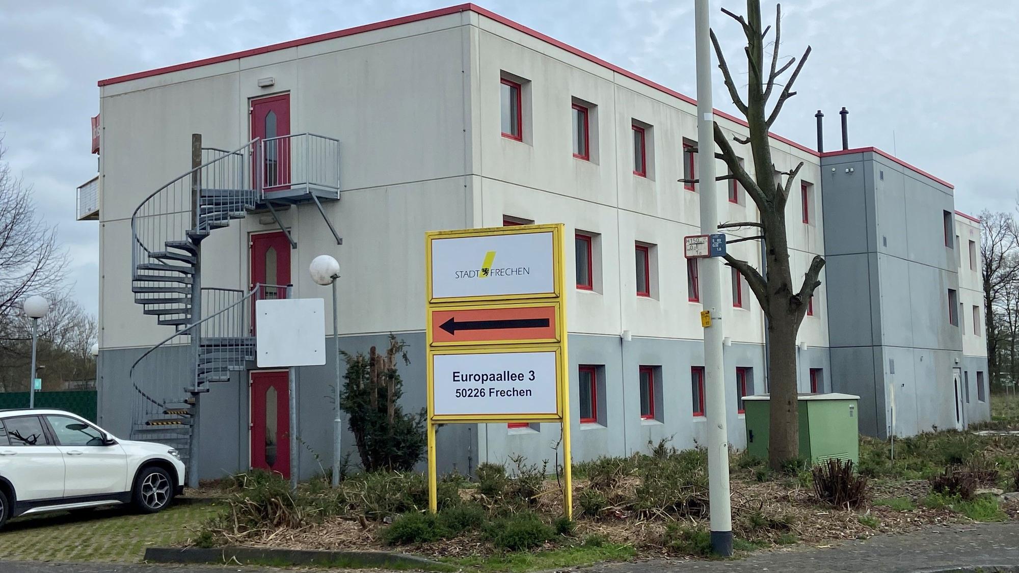 Auf dem Bild ist das ehemalige Hotel zu sehen, das Unterkunft wird.