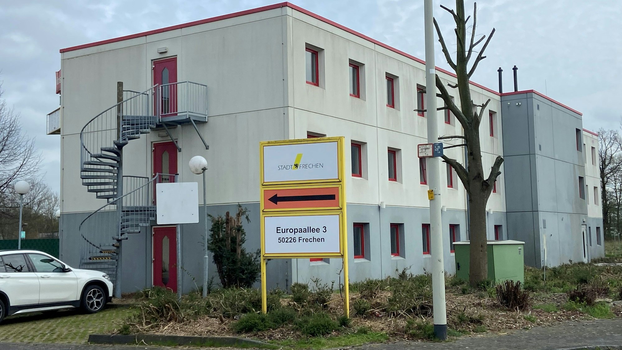 Auf dem Bild ist das ehemalige Hotel zu sehen, das Unterkunft wird.