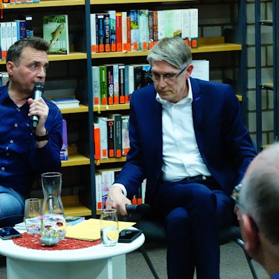 Donald Bäcker und Frank Aheimer (v.l.) waren zu Gast im Kerpener Europagymnasium.