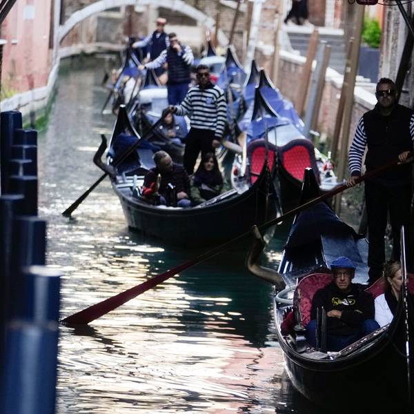 Ein Grund, warum jährlich Tausende Reisende nach Venedig kommen, sind die berühmten Gondelfahrten auf den Kanälen in der Lagunenstadt. (Symbolbild)
