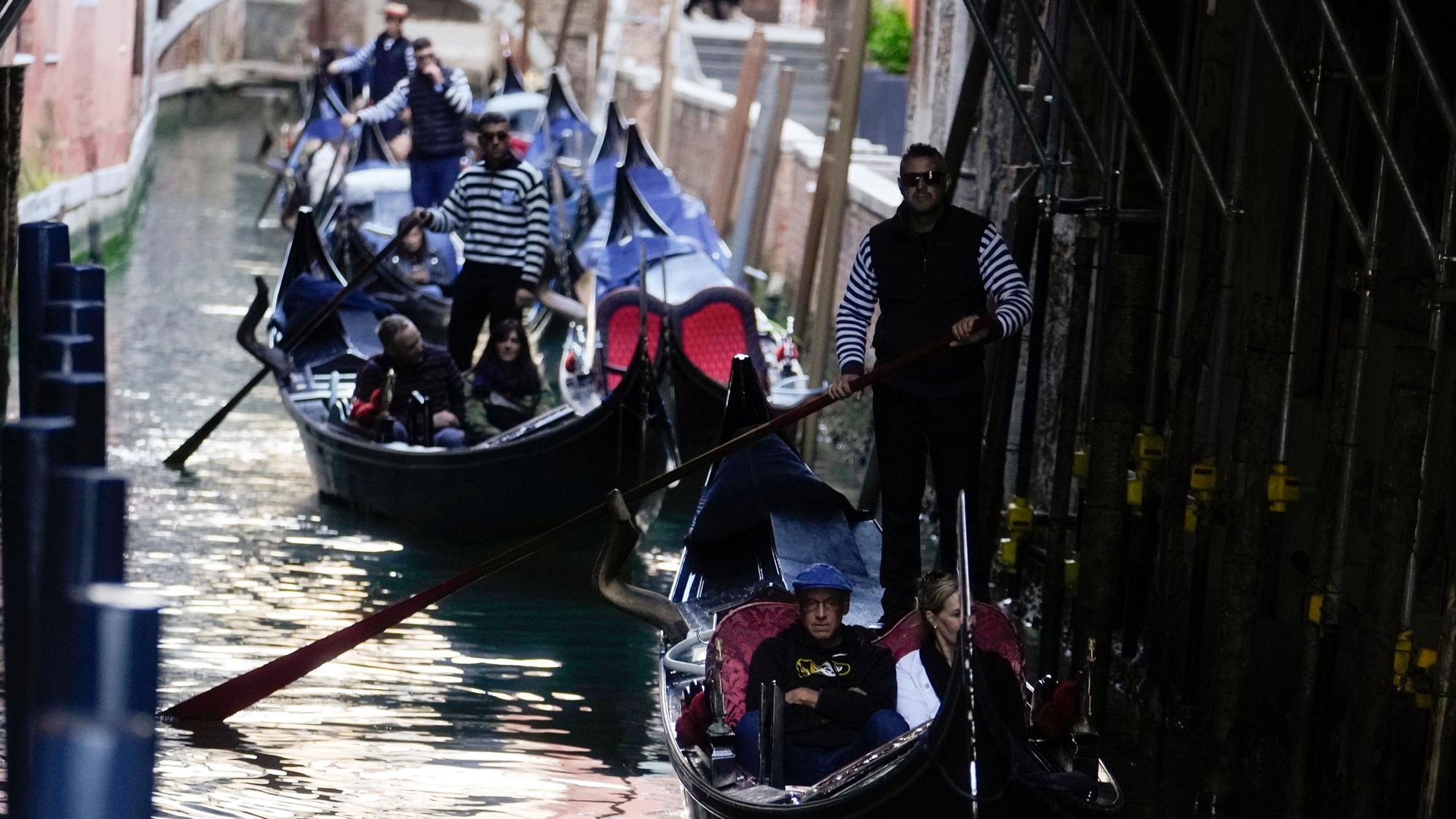 Ein Grund, warum jährlich Tausende Reisende nach Venedig kommen, sind die berühmten Gondelfahrten auf den Kanälen in der Lagunenstadt. (Symbolbild)