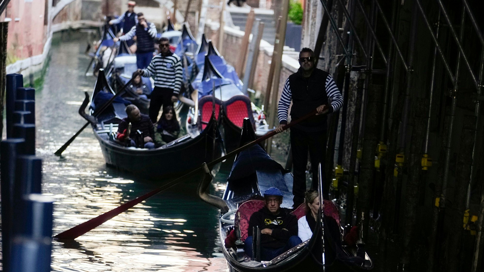 Ein Grund, warum jährlich Tausende Reisende nach Venedig kommen, sind die berühmten Gondelfahrten auf den Kanälen in der Lagunenstadt. (Symbolbild)