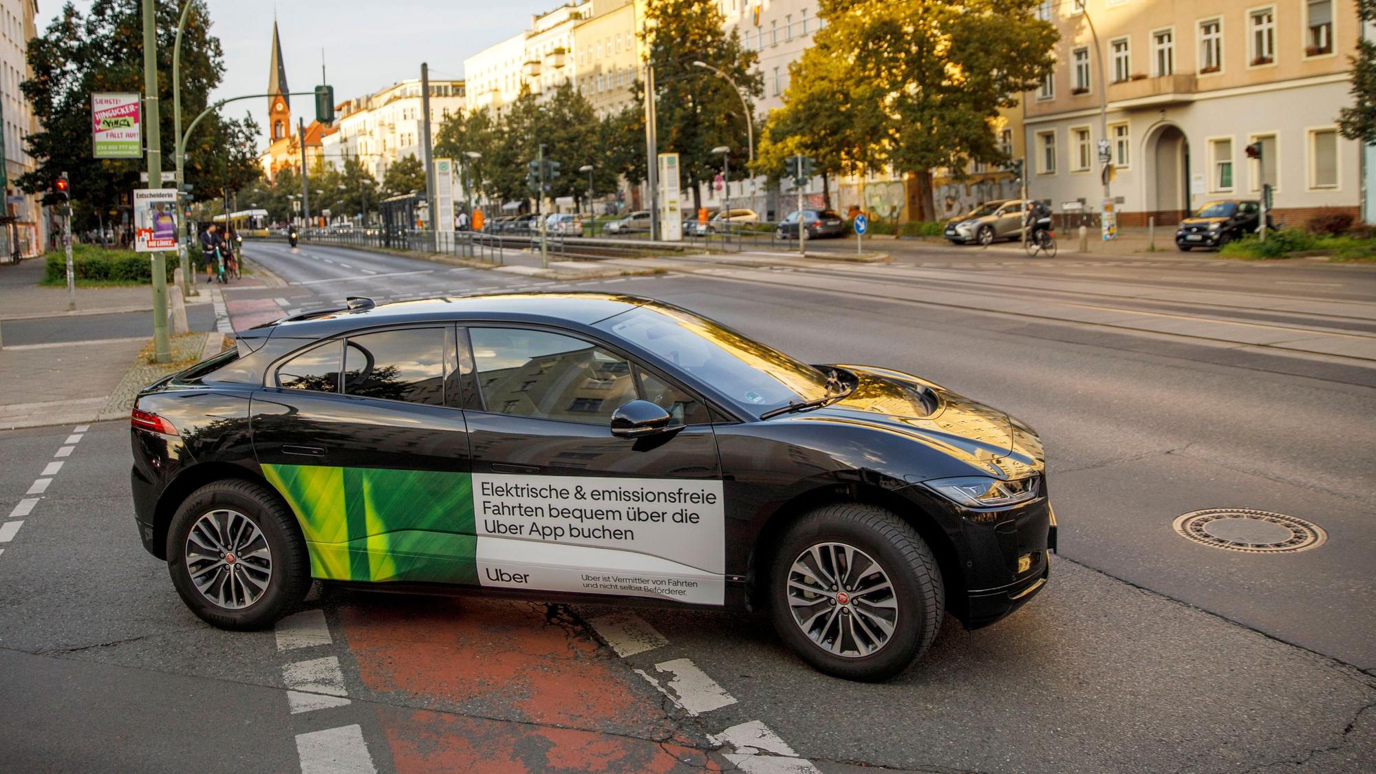Ein Fahrzeug des Anbieters Uber, hier unterwegs in Berlin.