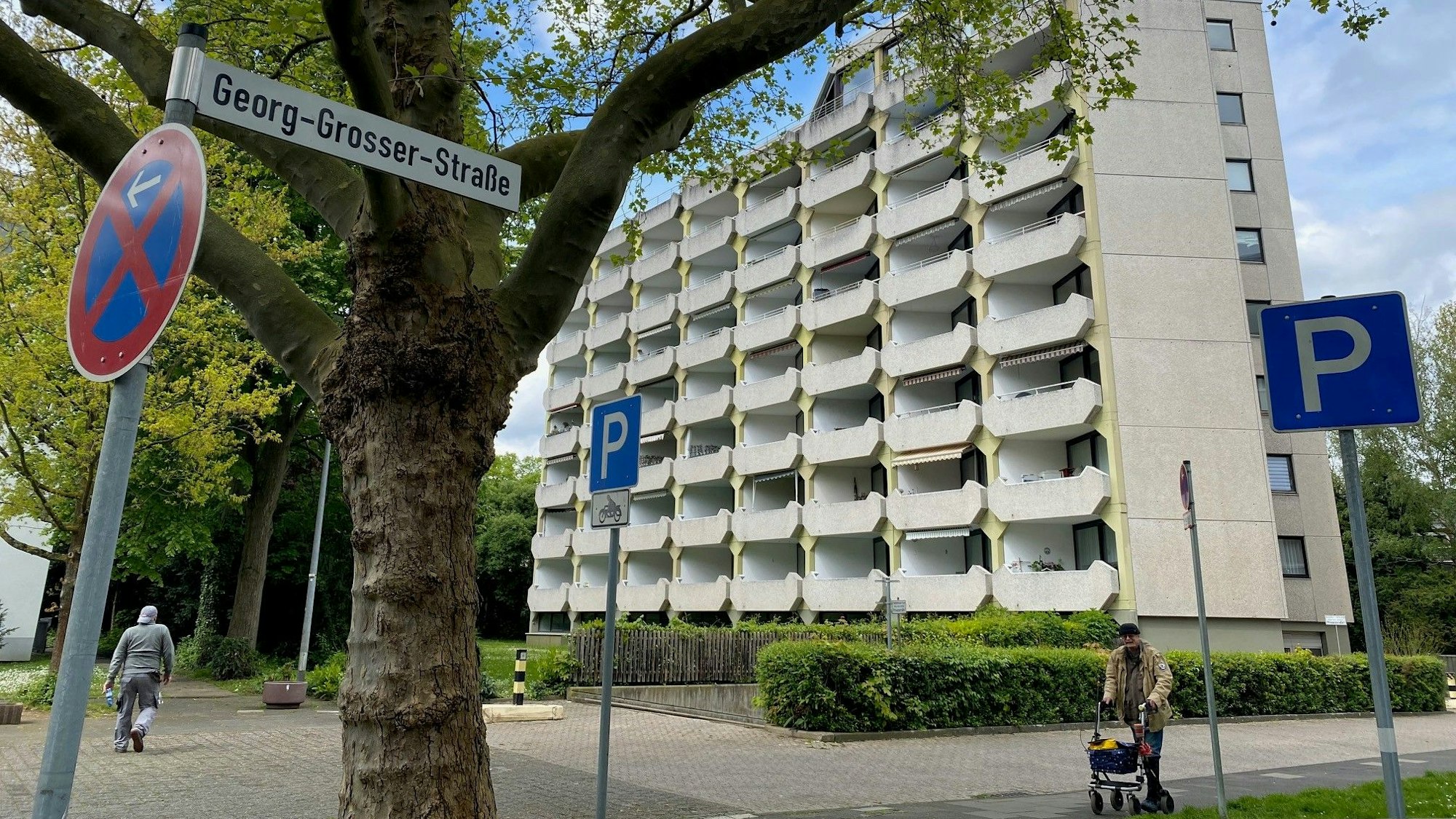 Zu sehen ist ein Mehrfamilienhaus.