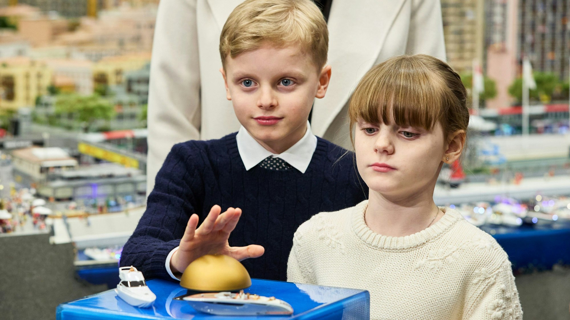 Die Zwillinge Jacques (l) und Gabriella, Kinder von Fürst Albert II. von Monaco und Gattin Charlene, nehmen an der Eröffnung der neuen Monaco-Welt im Miniatur Wunderland teil.