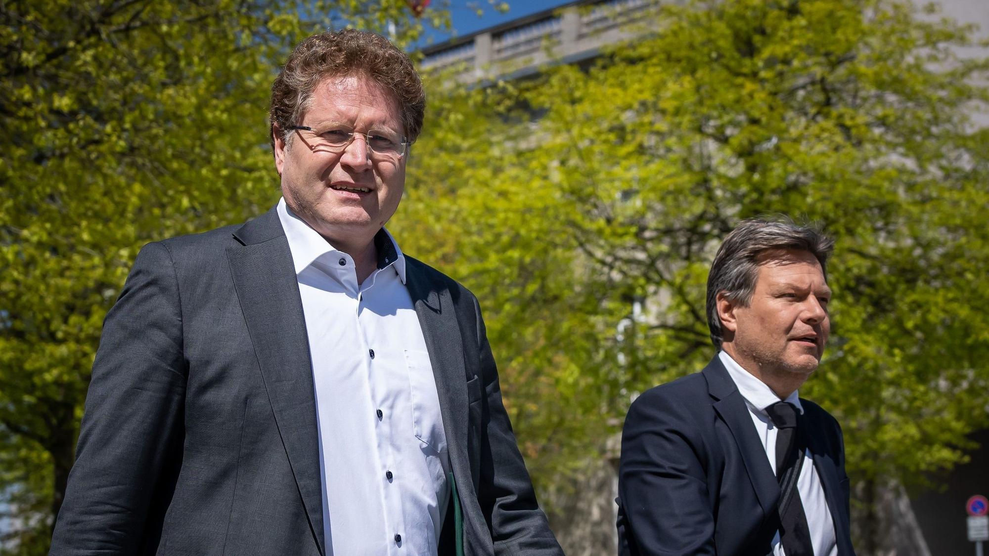 Vizekanzler Robert Habeck (r.) mit seinem ehemaligen Staatssekretär und engen Vertrauen Patrick Graichen. Graichen soll Kenntnis von dem brisanten Vermerk gehabt haben, der sich gegen eine Abschaltung der Atomkraftwerke in Deutschland ausgesprochen hatte.