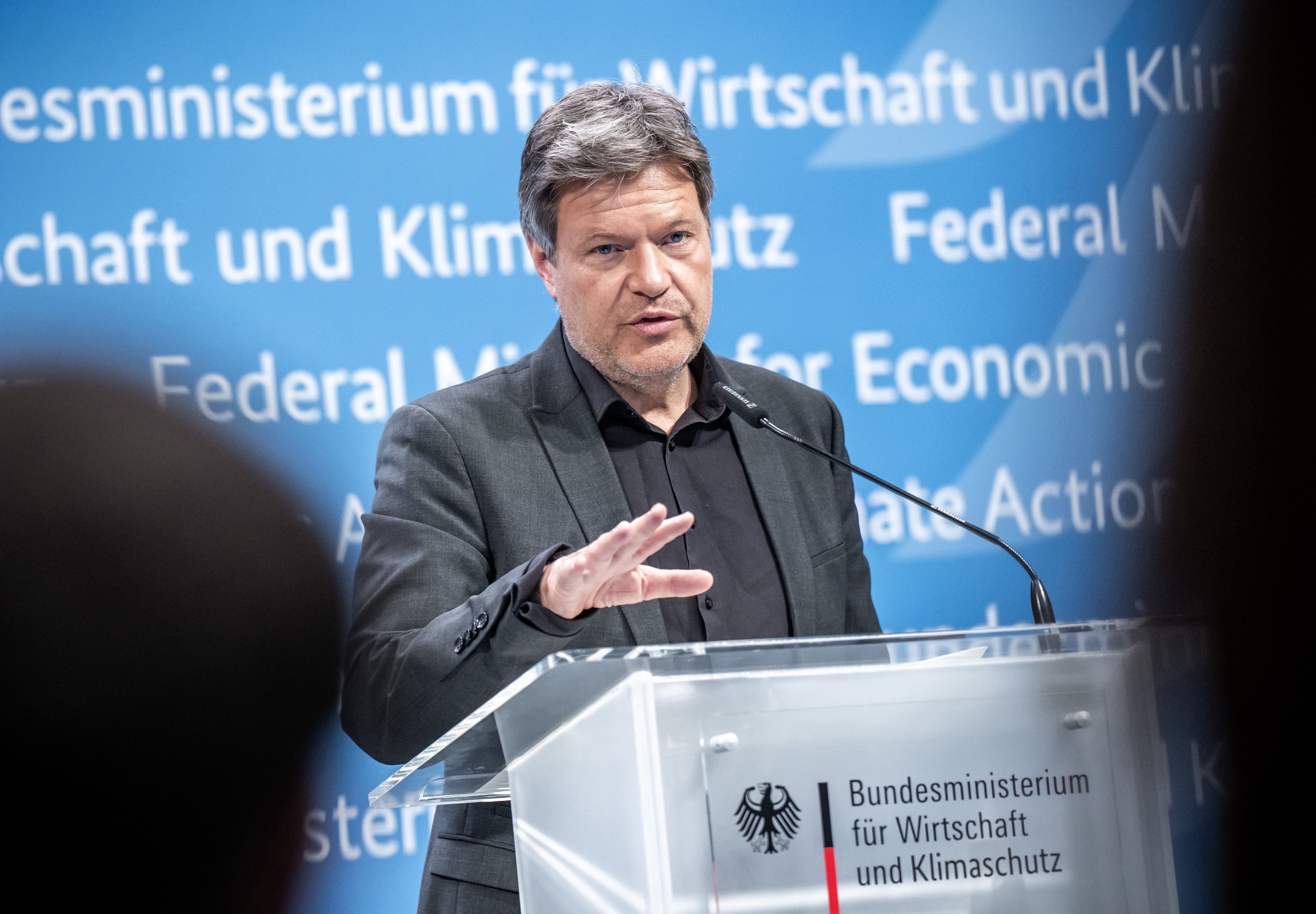 Robert Habeck (Bündnis 90/Die Grünen), Bundesminister für Wirtschaft und Klimaschutz, nimmt an einer Pressekonferenz zum Thema Fortschritt bei der Energiewende teil.