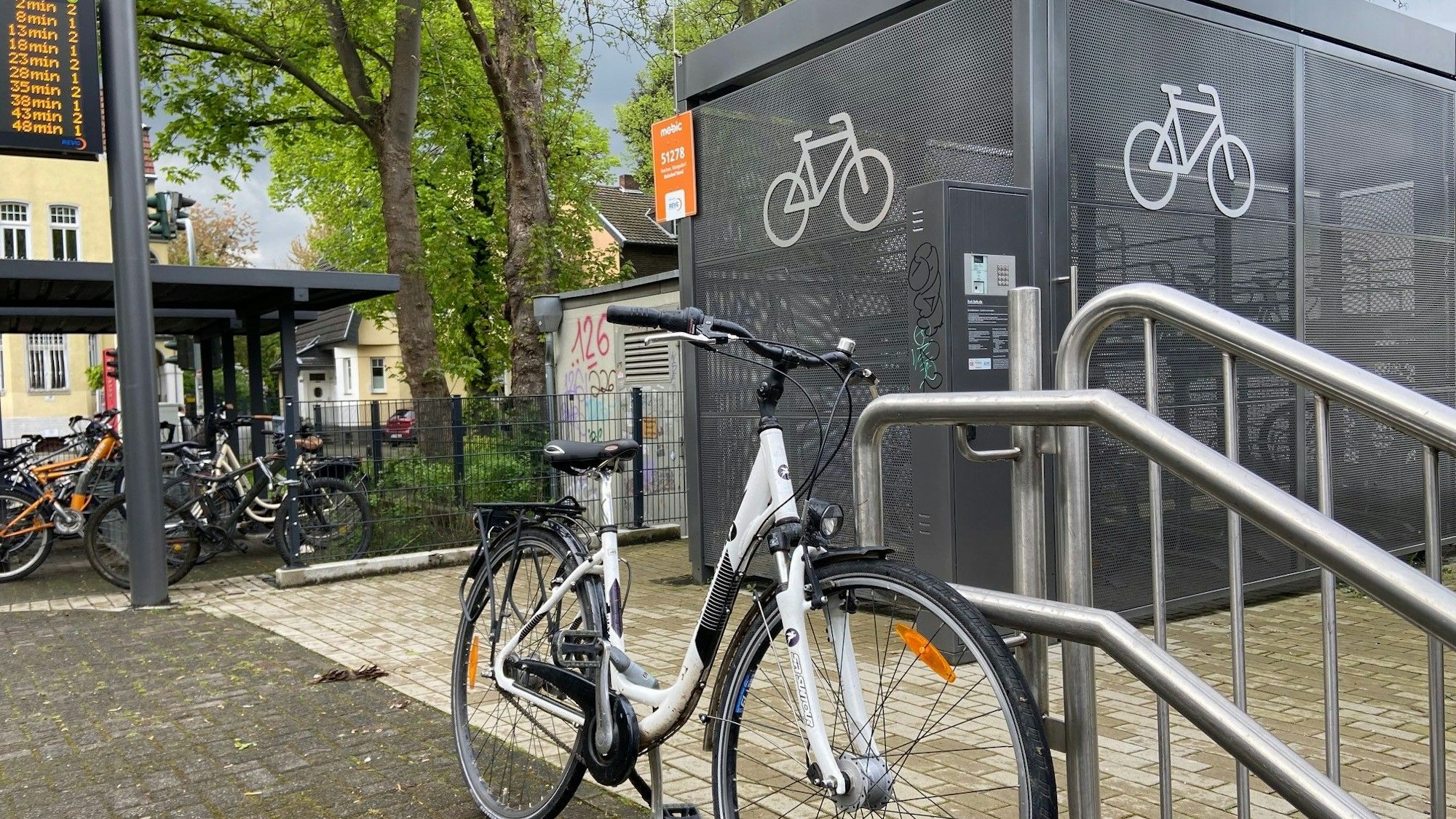 Auf dem Bild sind Fahrräder am Bahnhof Königsdorf zu sehen.