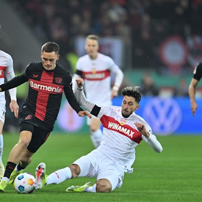 Das Bild zeigt eine Spielszene im DFB-Pokalspiel zwischen Bayer Leverkusen und dem VfB Stuttgart. Florian Wirtz hat den Ball.